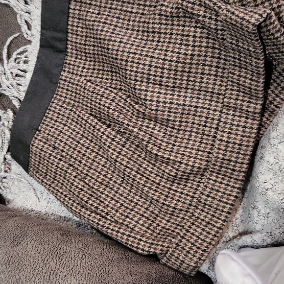 Express Shorts - Picture 2 of 12